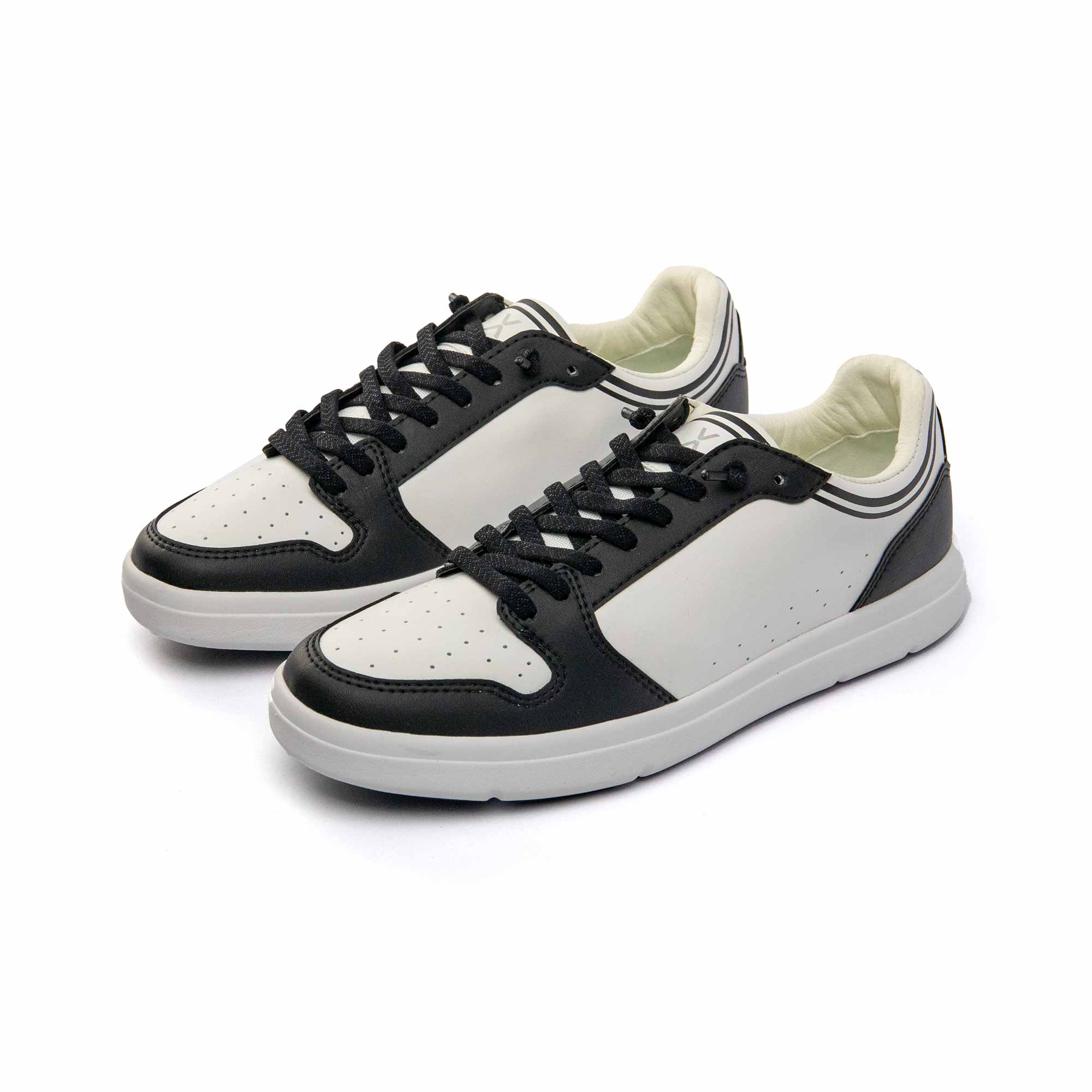 Sneaker COURT V Black Offwhite Damen VADO 45-Grad-Ansicht